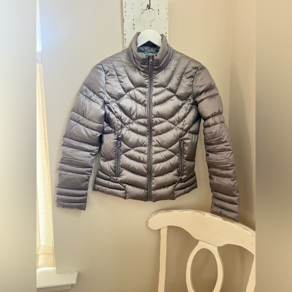 BERNARDO Women's Shiny Gray Puffer Jacket; Size Small. Super lightweight & warm!